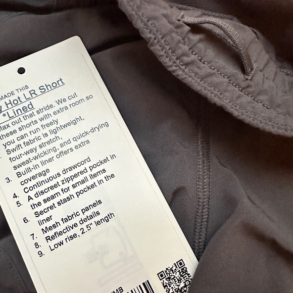 lululemon hotty hot shorts - Picture 3 of 3